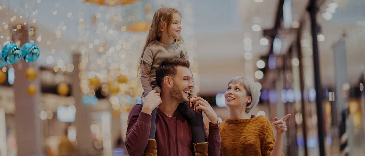 Compras Diners Club International: Familia caminando por un centro comercial