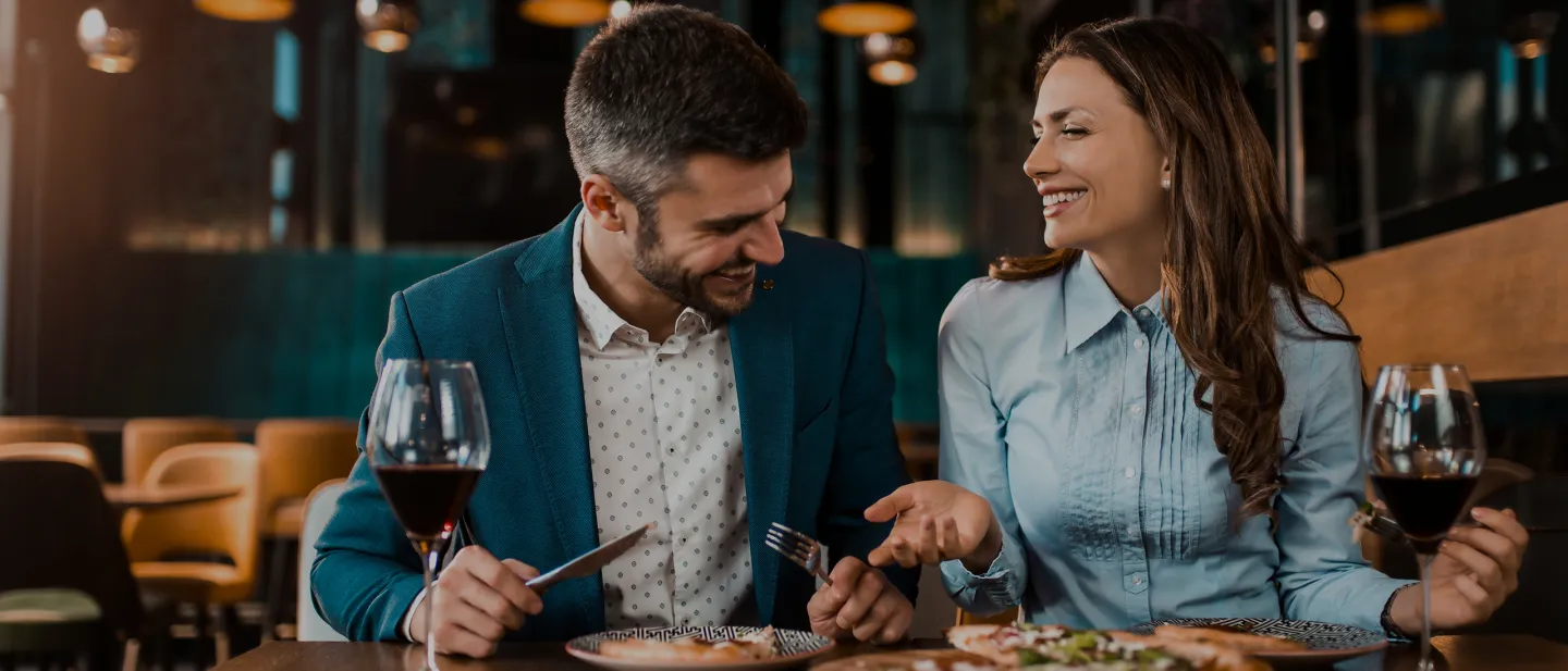 Recompensas Diners Club Miles: Pareja disfrutando de una pizza