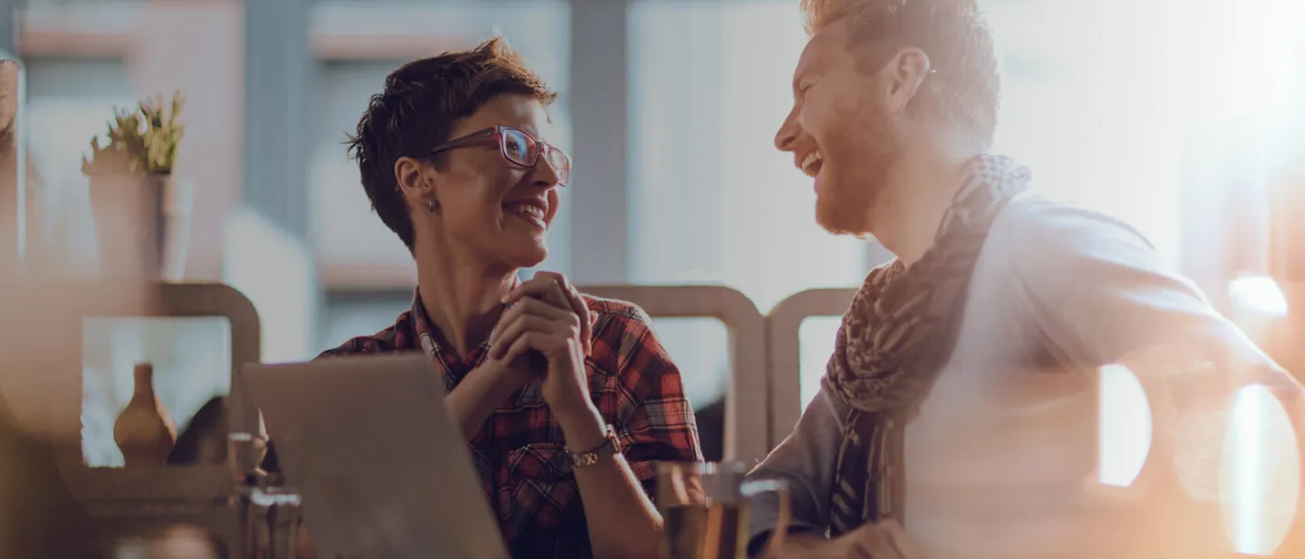 Dos personas conversando