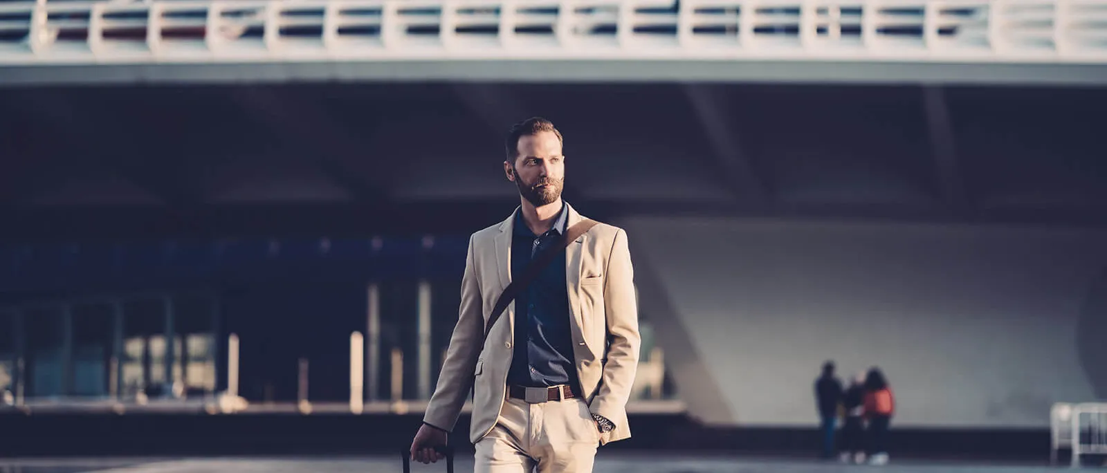 TITANIUM Visa Platinum Miles: Homre caminando afueras de un aereopuerto