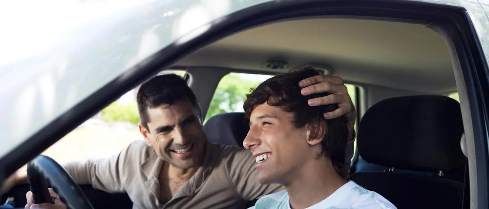 Diners Club One: Un padre y un hijo dentro de un vehículo sonriendo 