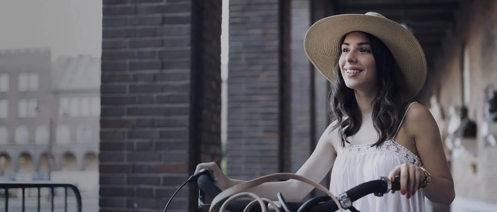 Mujer paseando en bicicleta, feliz al tener su TITANIUM Euphoria