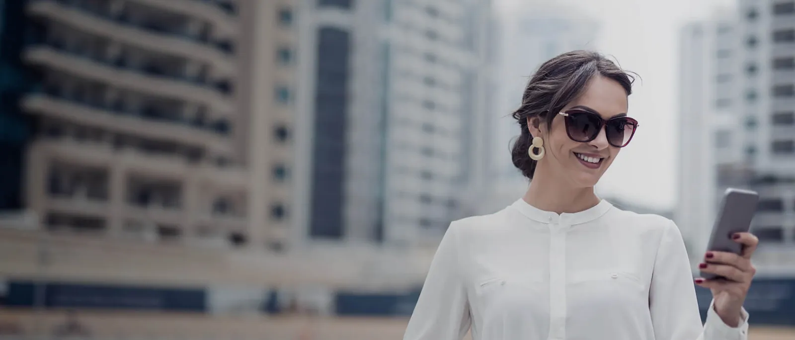 TITANIUM Mastercard Business Black: Mujer utilizando su celular