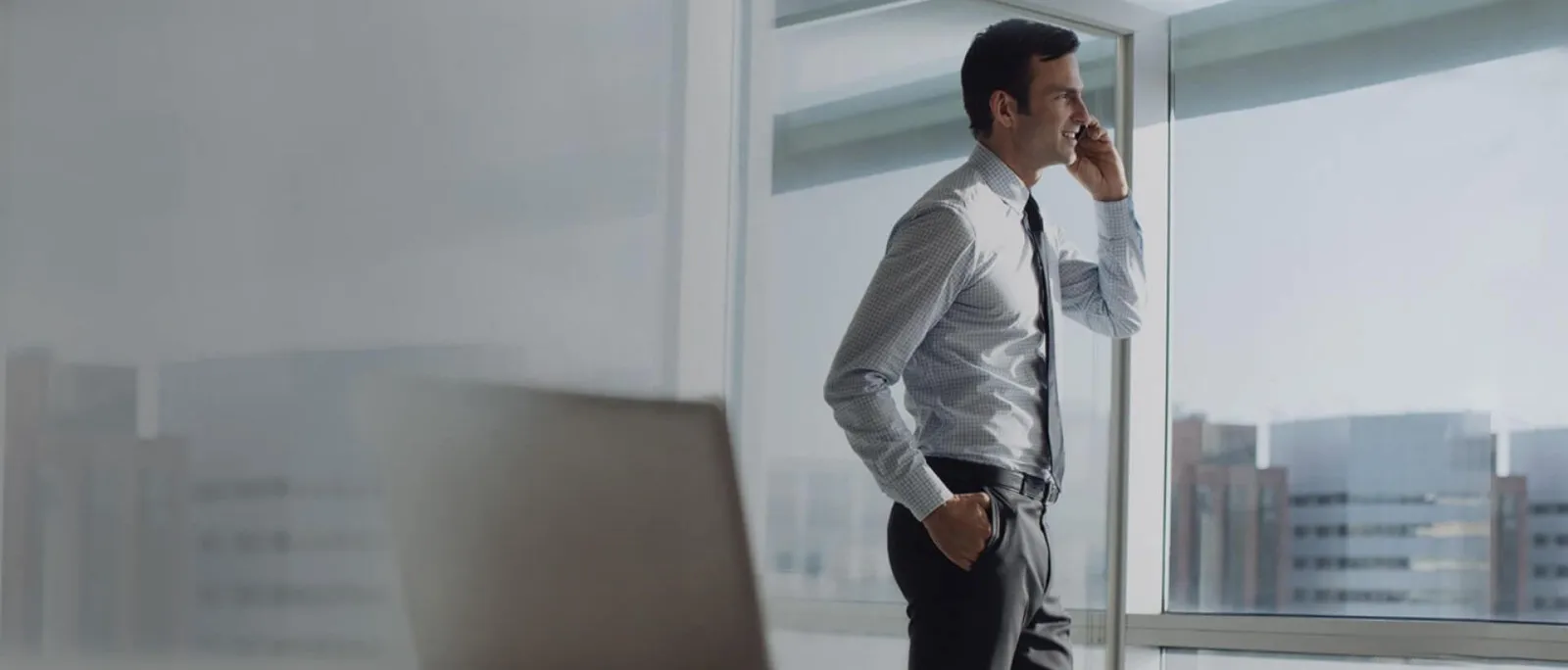 TITANIUM Mastercard corporate black: Hombre trabajando en su oficina