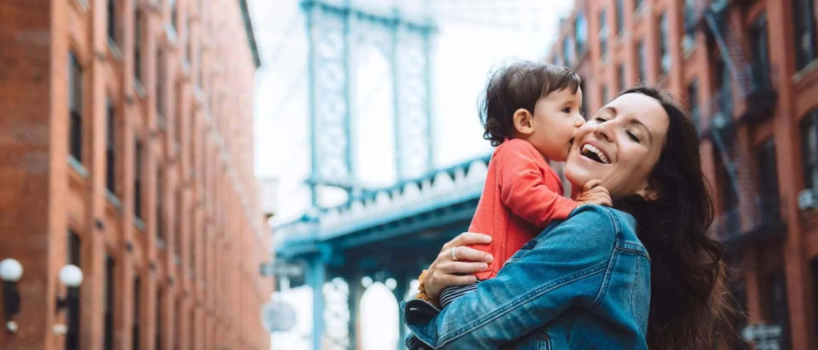 Diners Club Internacional: Mujer abrazando a su bebé en una ciudad