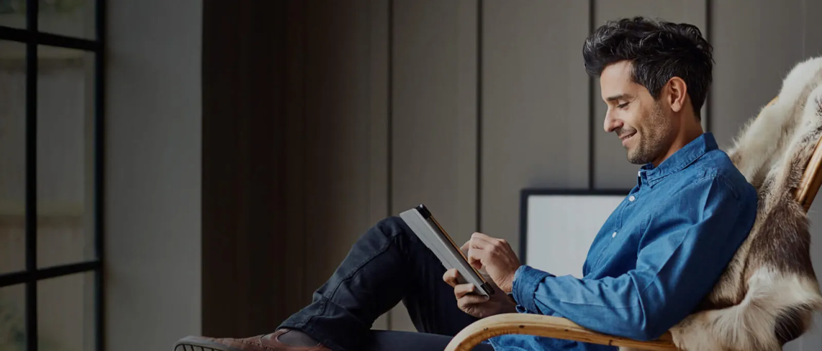 Titanium Visa World Card Miles: Hombre viendo los beneficios de su tarjeta