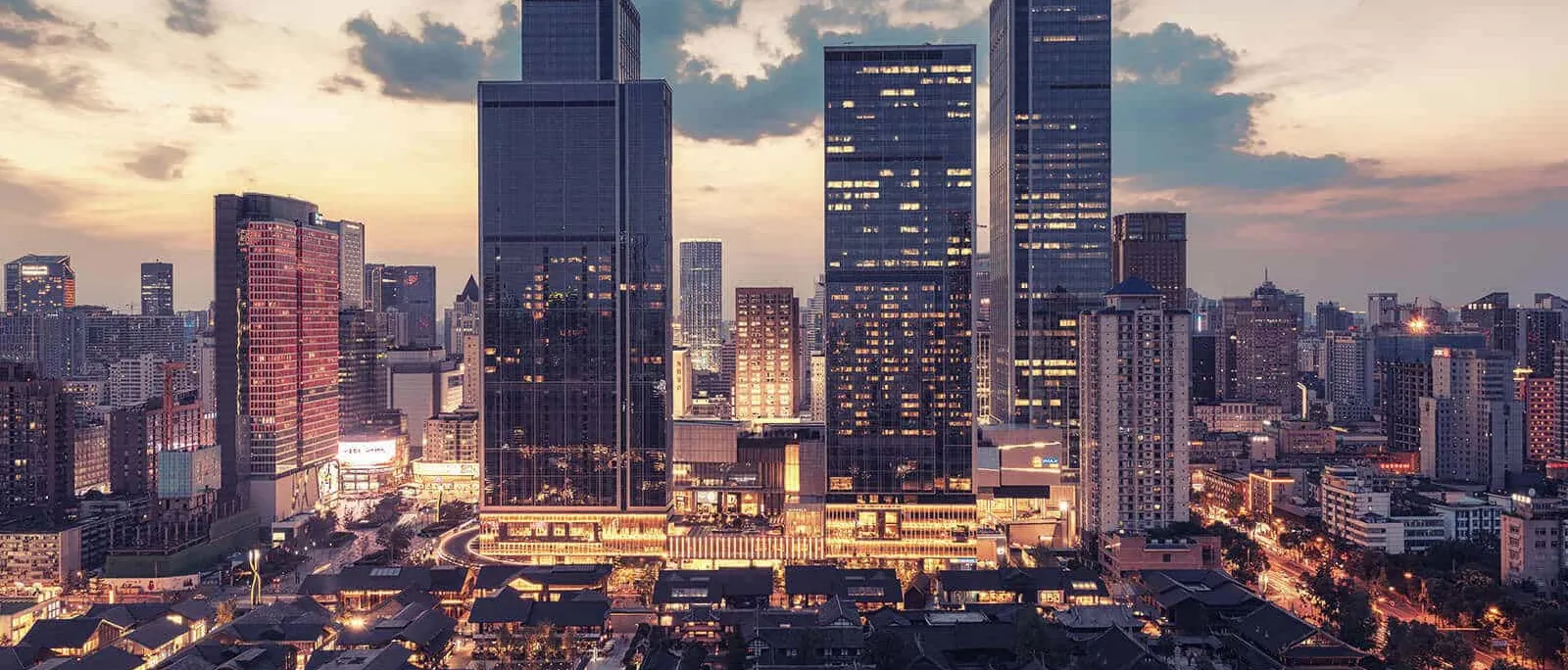 Diners Club Swiss Hotel: Un atardecer en una ciudad con rascacielos 