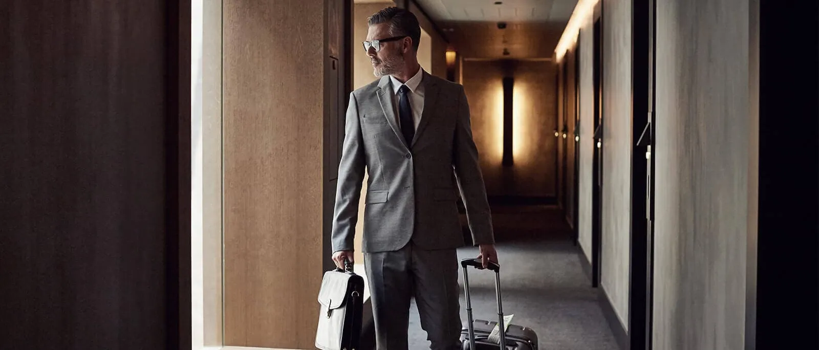 Prepaid by Diners Club: Hombre de negocio caminando por un pasillo