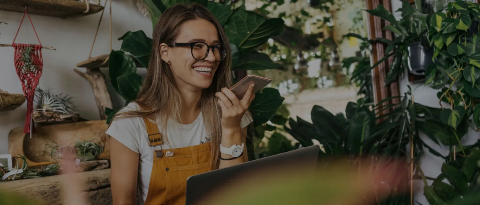 Muchacha hablando por el móvil y sonriendo