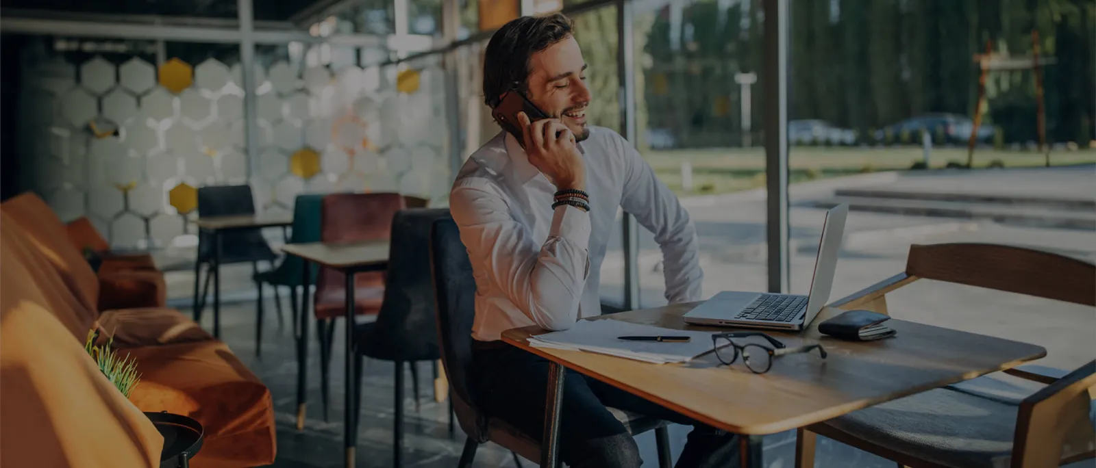 Persona hablando por el celular