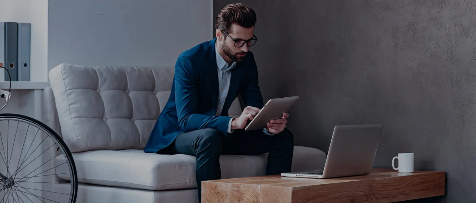 Hombre mirando un ipad