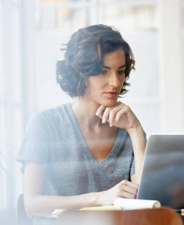 Crédito comercial Diners Club: Mujer viendo la pantalla de su laptop