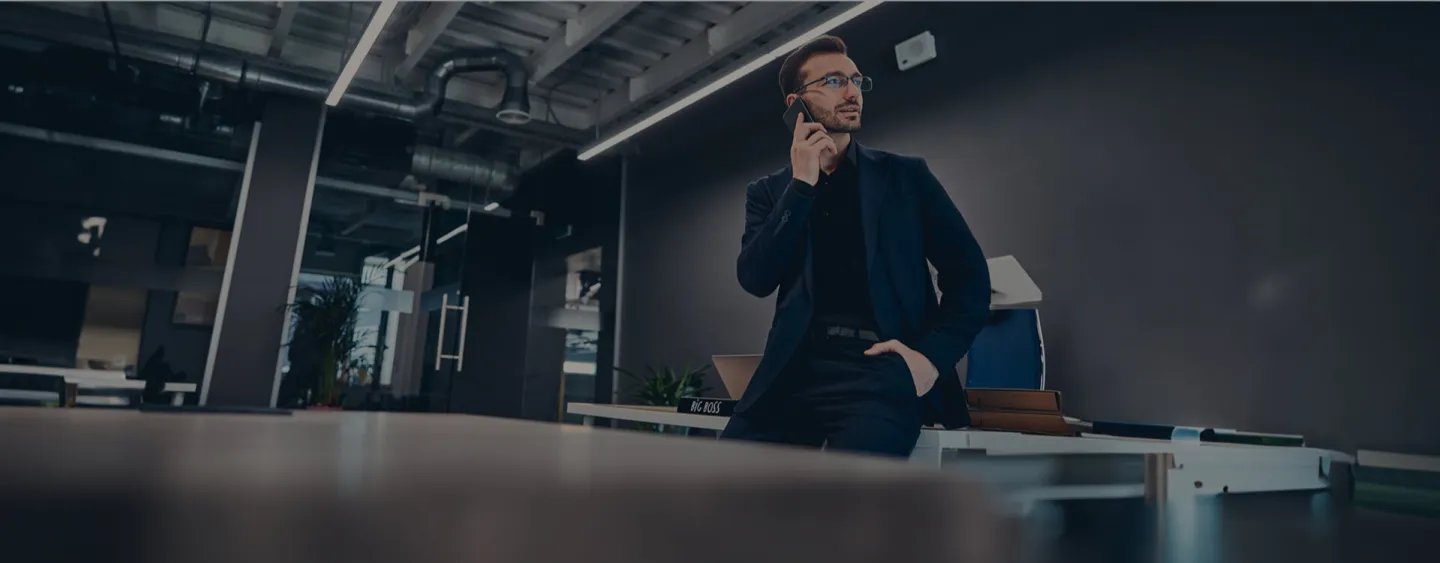 Hombre de negocios hablando por teléfono