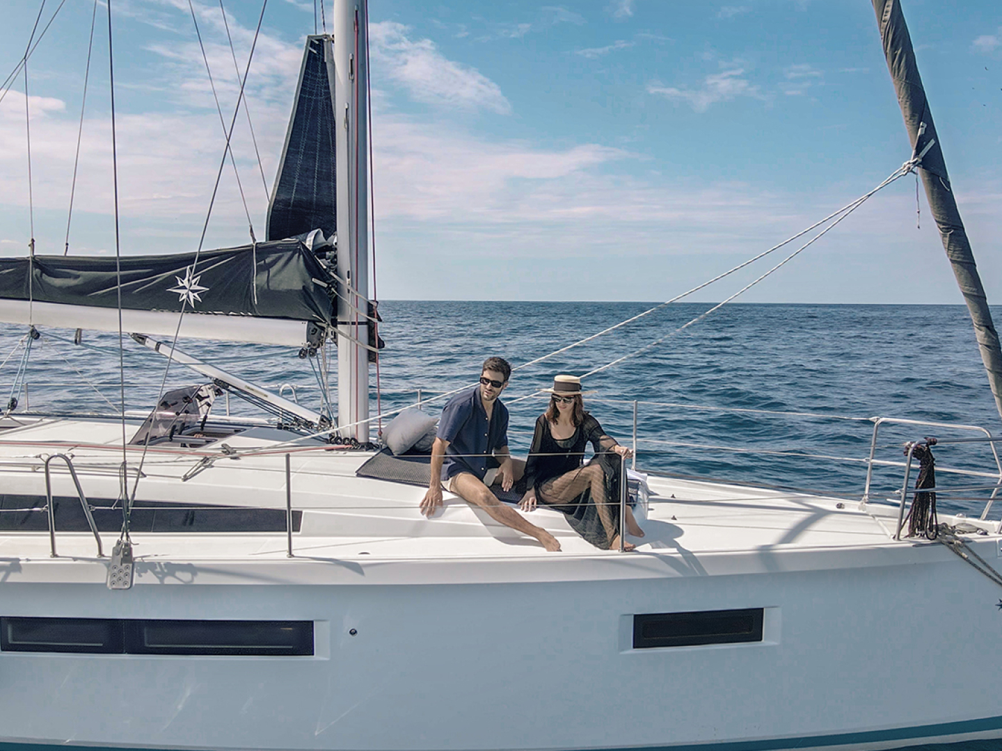 Pareja disfrutando en un velero