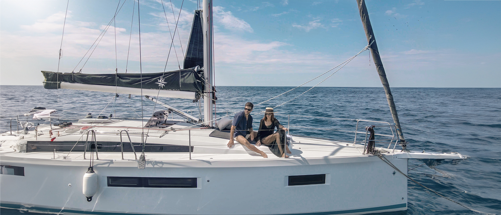 Pareja disfrutando en un velero