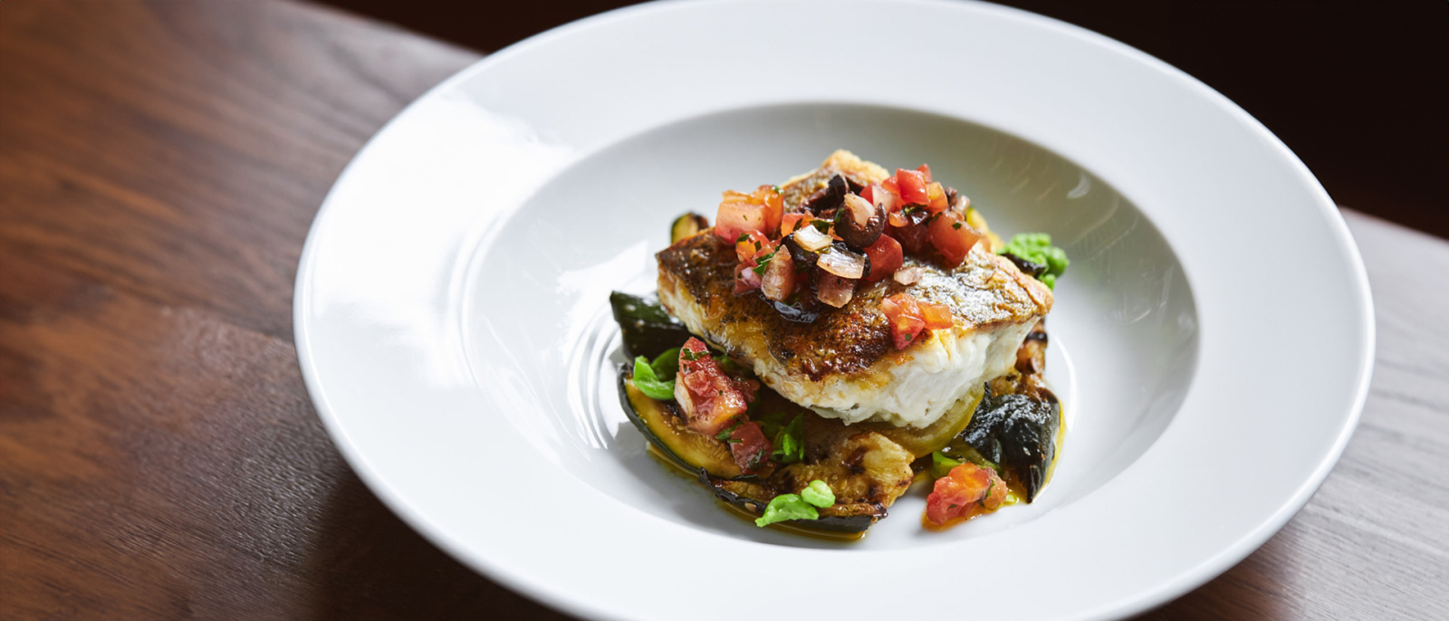 Hermoso plato gourmet en una mesa de madera
