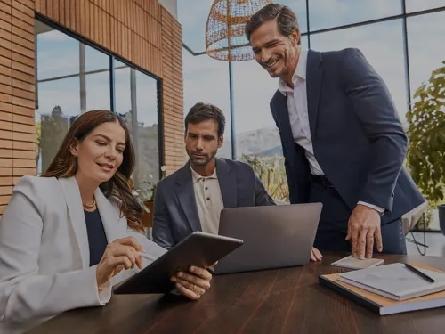 Personas reunidas con un tablet en la mano