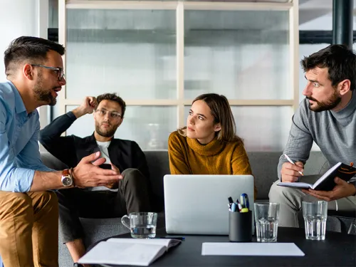 Reunión de trabajo, varias personas
