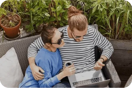Pareja con un laptop