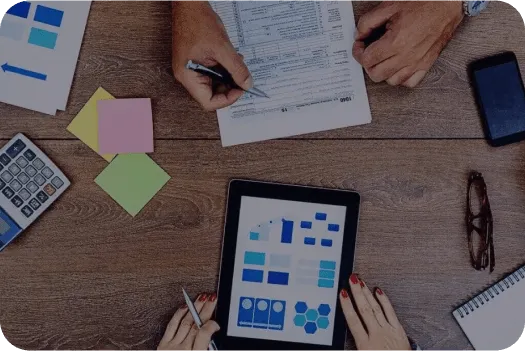 detalle de manos de personas trabajando en una oficina