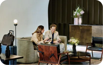 Personas en una sala vip