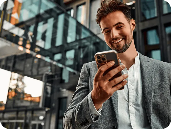 Hombre mirando el teléfono