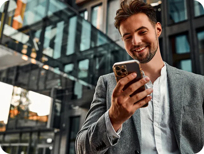 Hombre mirando el celular