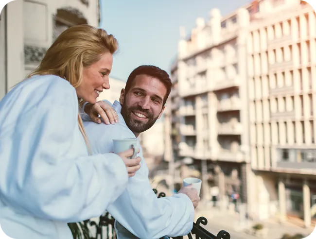 Pareja en un balcón