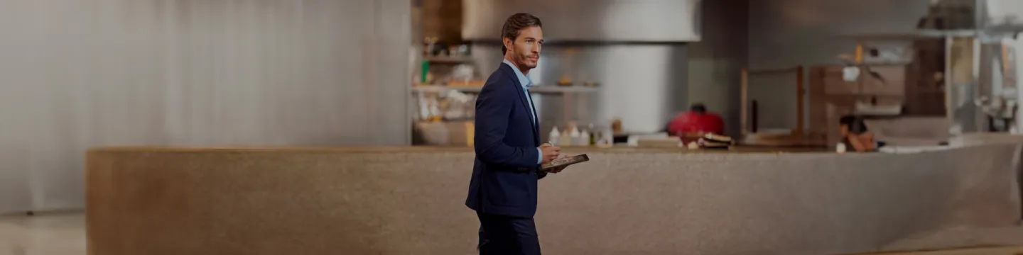 Hombre de negocios caminando con un tablet