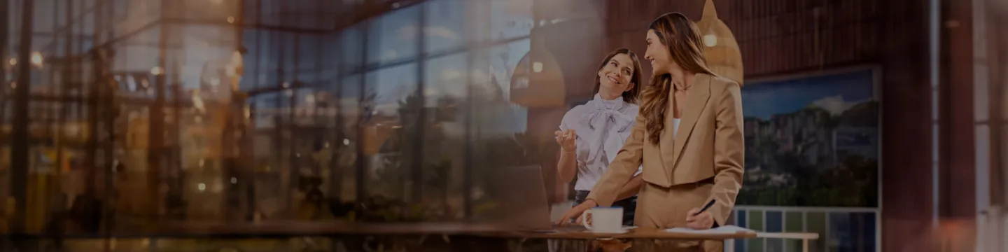 Dos mujeres conversando