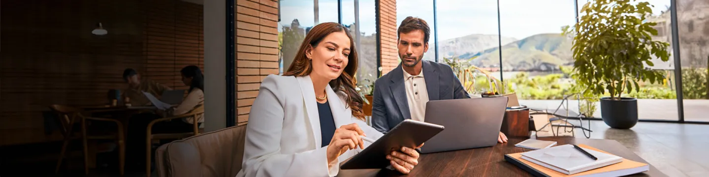 Dos personas trabajando en una oficina