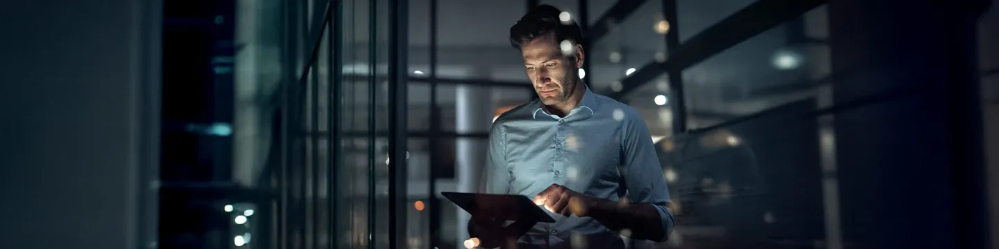 Hombre mirando el tablet