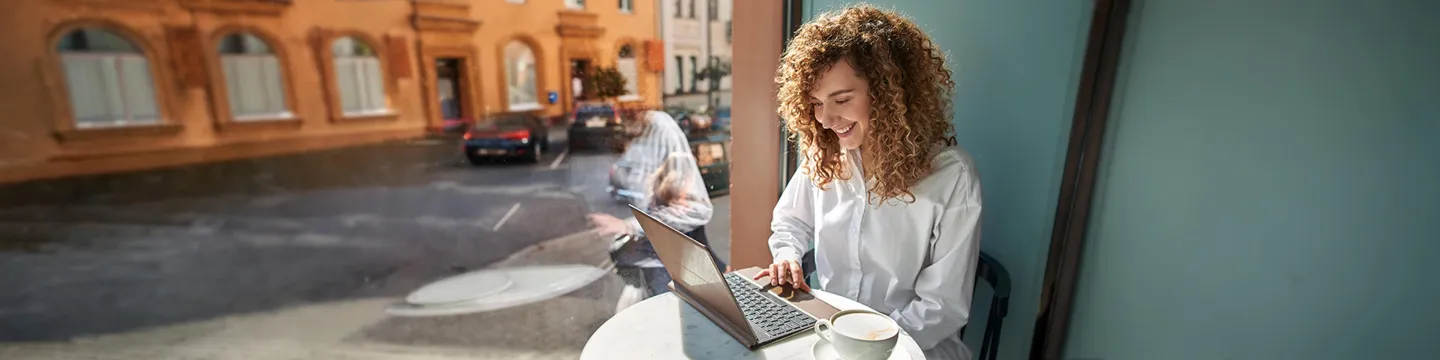 Mujer mirando una computadora