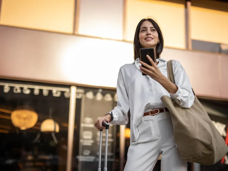 Mujer joven con un teléfono en la mano