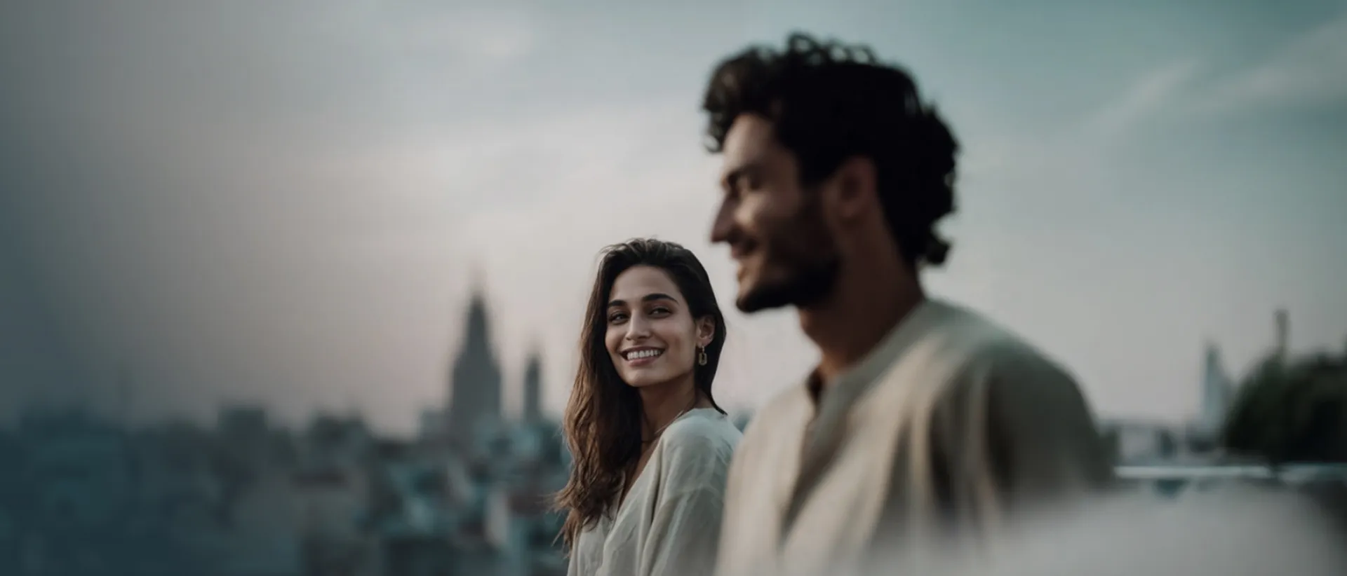 Dos personas sonriendo