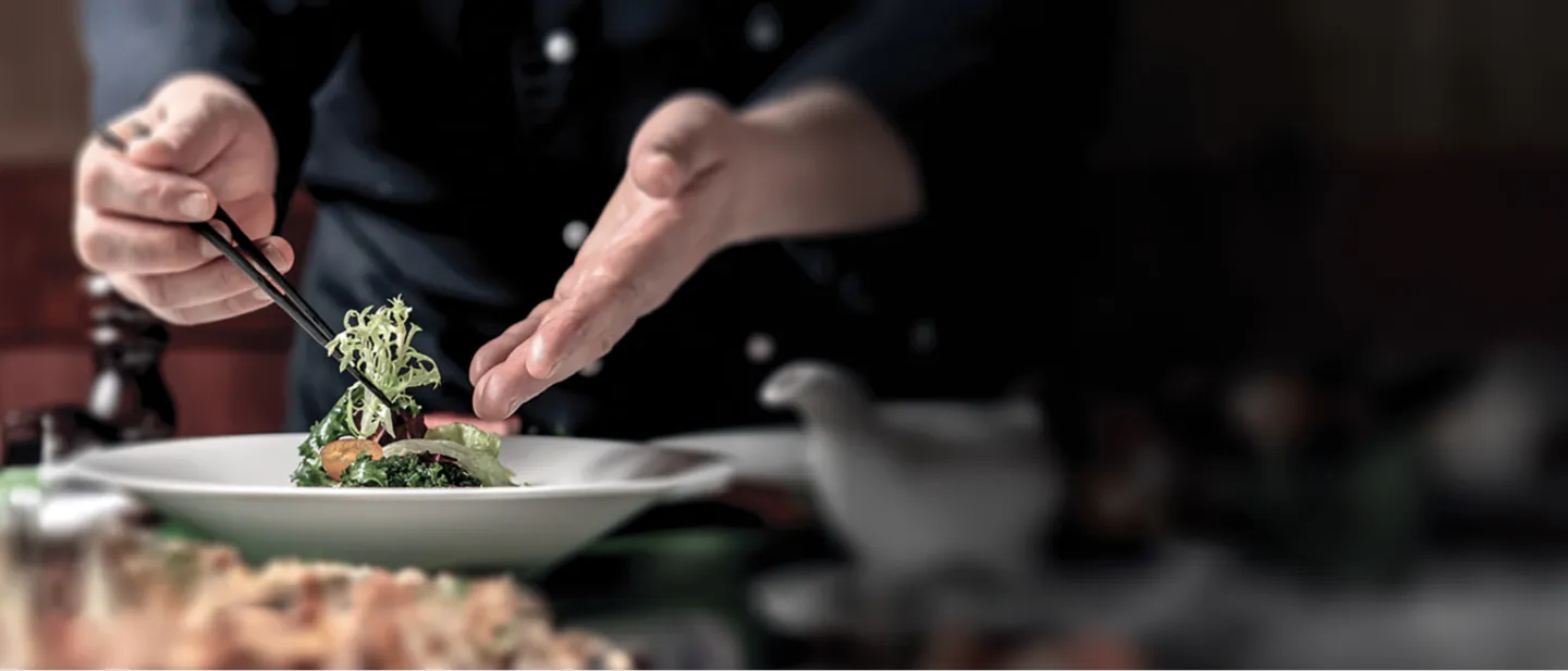 Chef preparando un plato