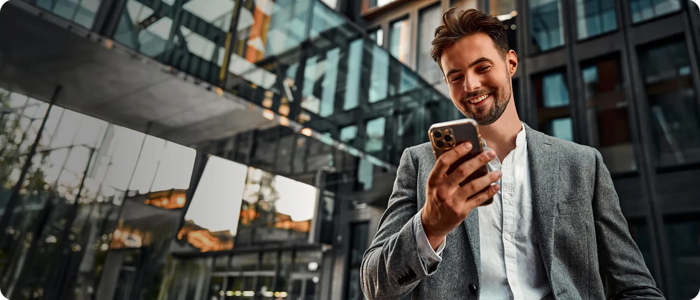 Hombre mirando un celular