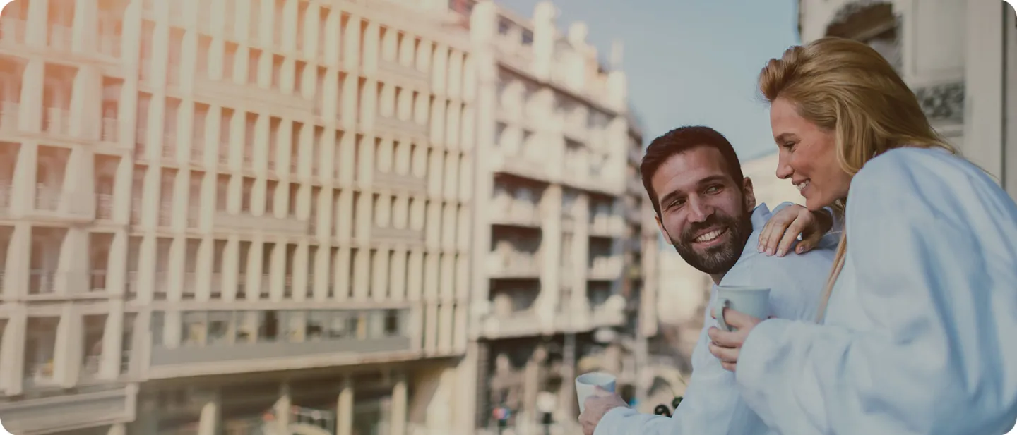 Pareja en un balcón