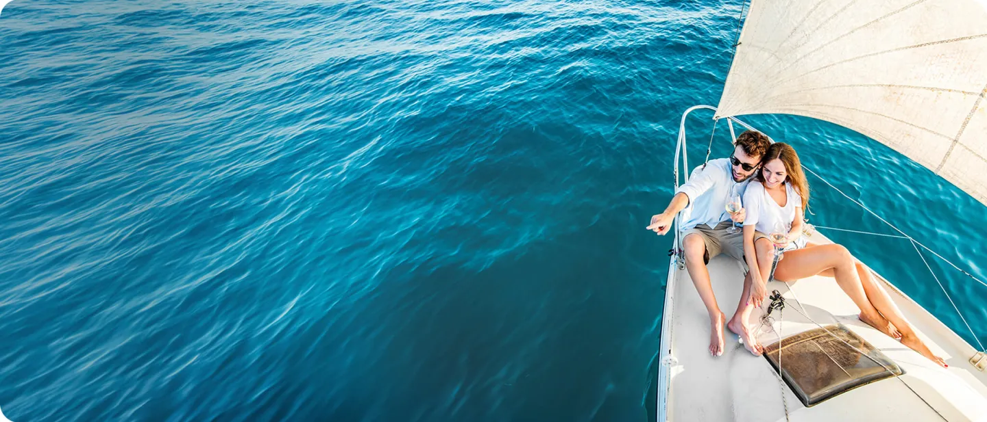 Pareja en un yate
