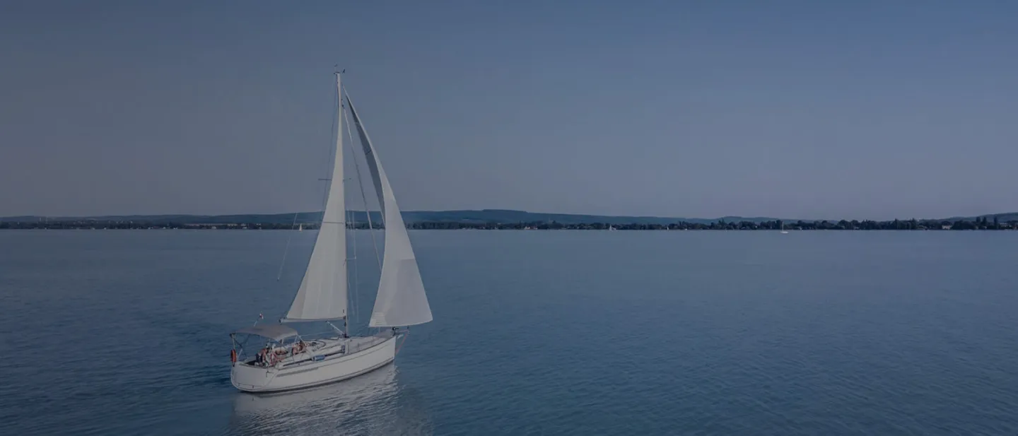Yate en el mar