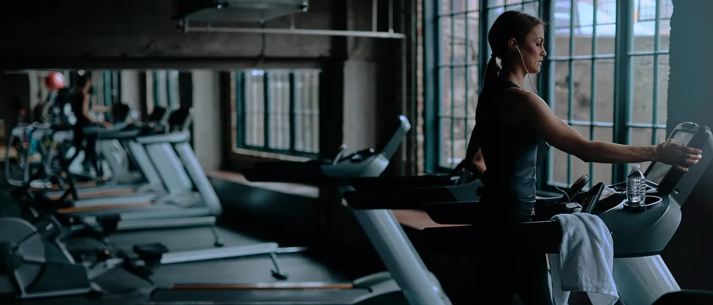 Mujer entrando en un gimnasio