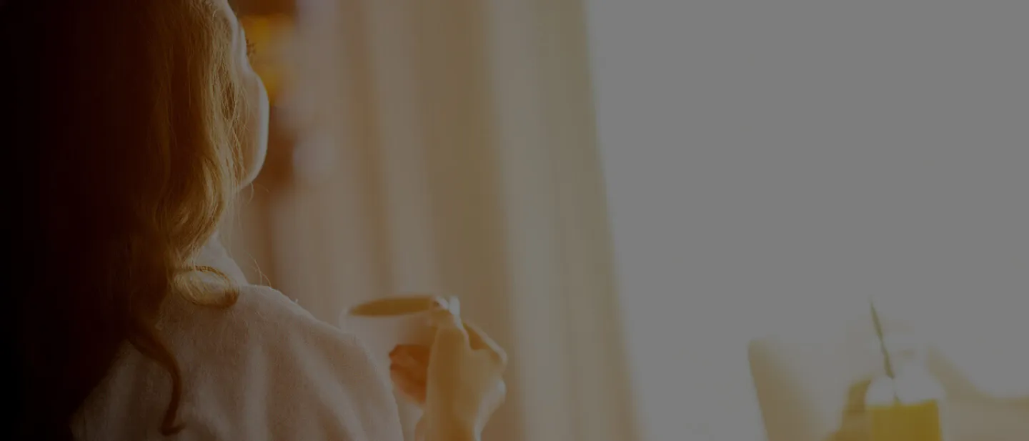 Mujer tomando café