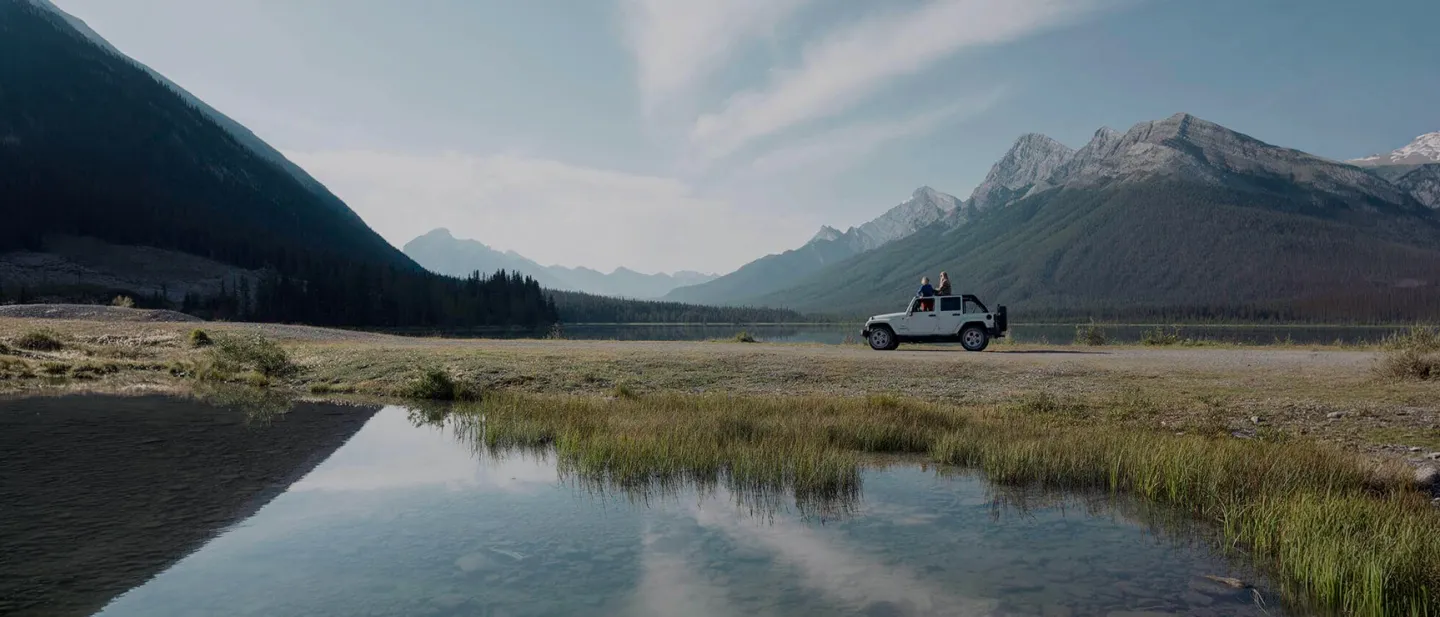 4x4 en el campo con una cordillera de fondo