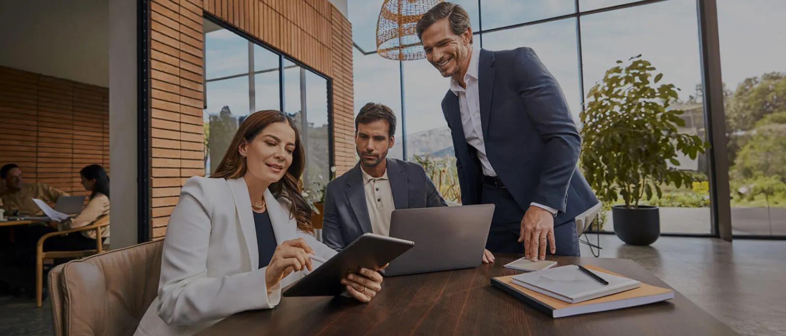 Personas reunidas con un tablet en la mano