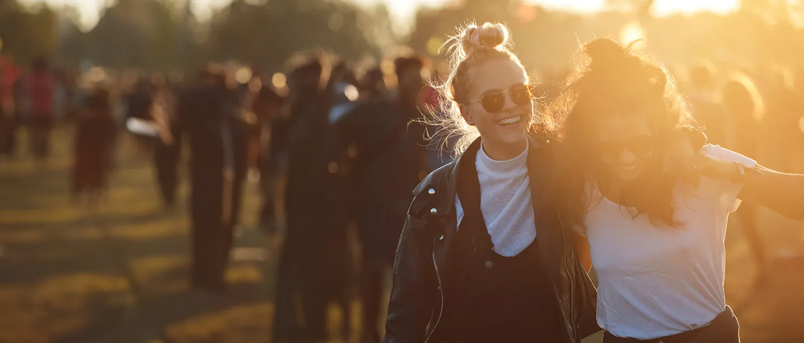 Dos mujeres sonriendo
