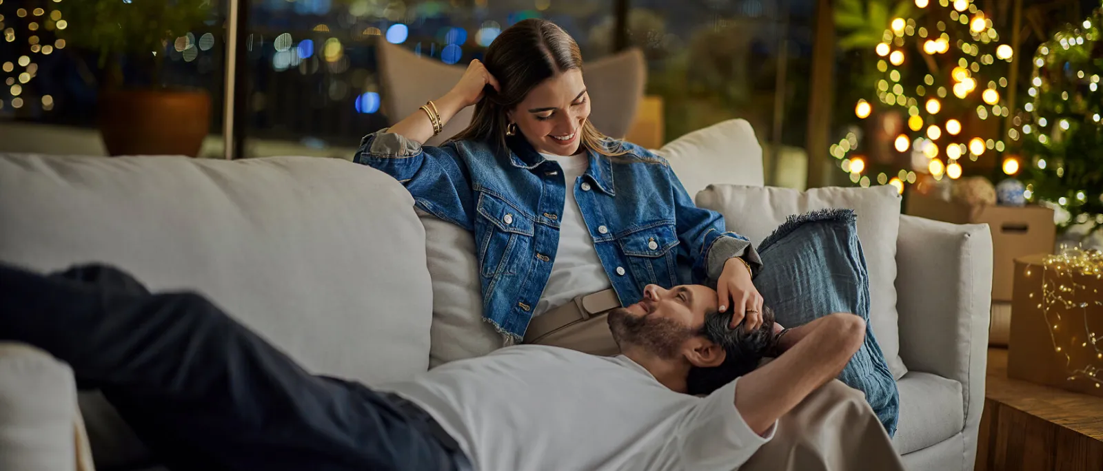 Pareja sentada en un sofá