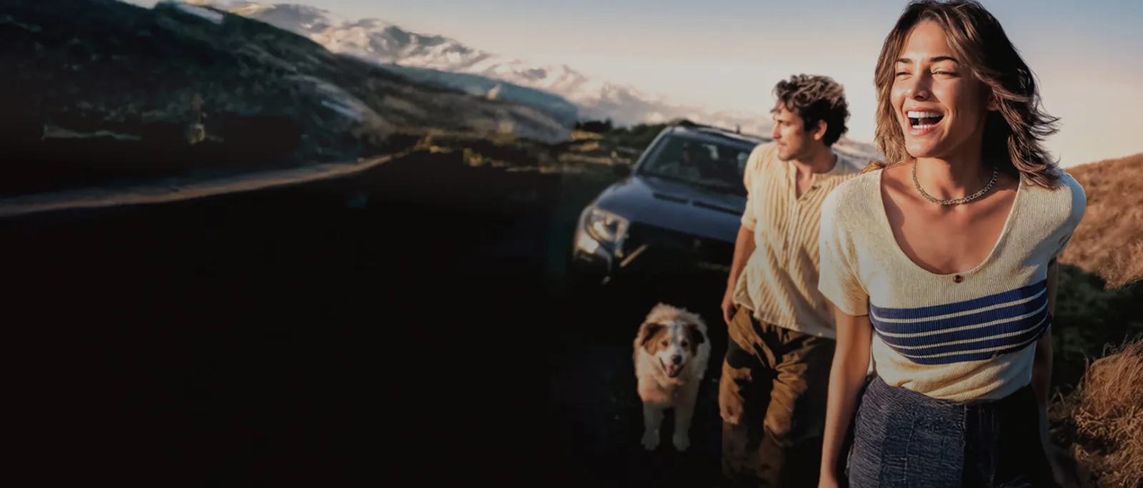 Pareja con perro sonriendo